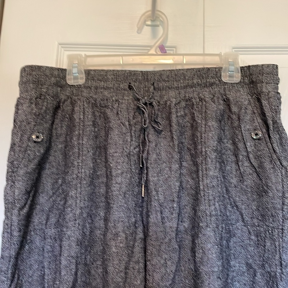 Jones New York linen blend 1X barrel leg faux cuff capri pant elastic black